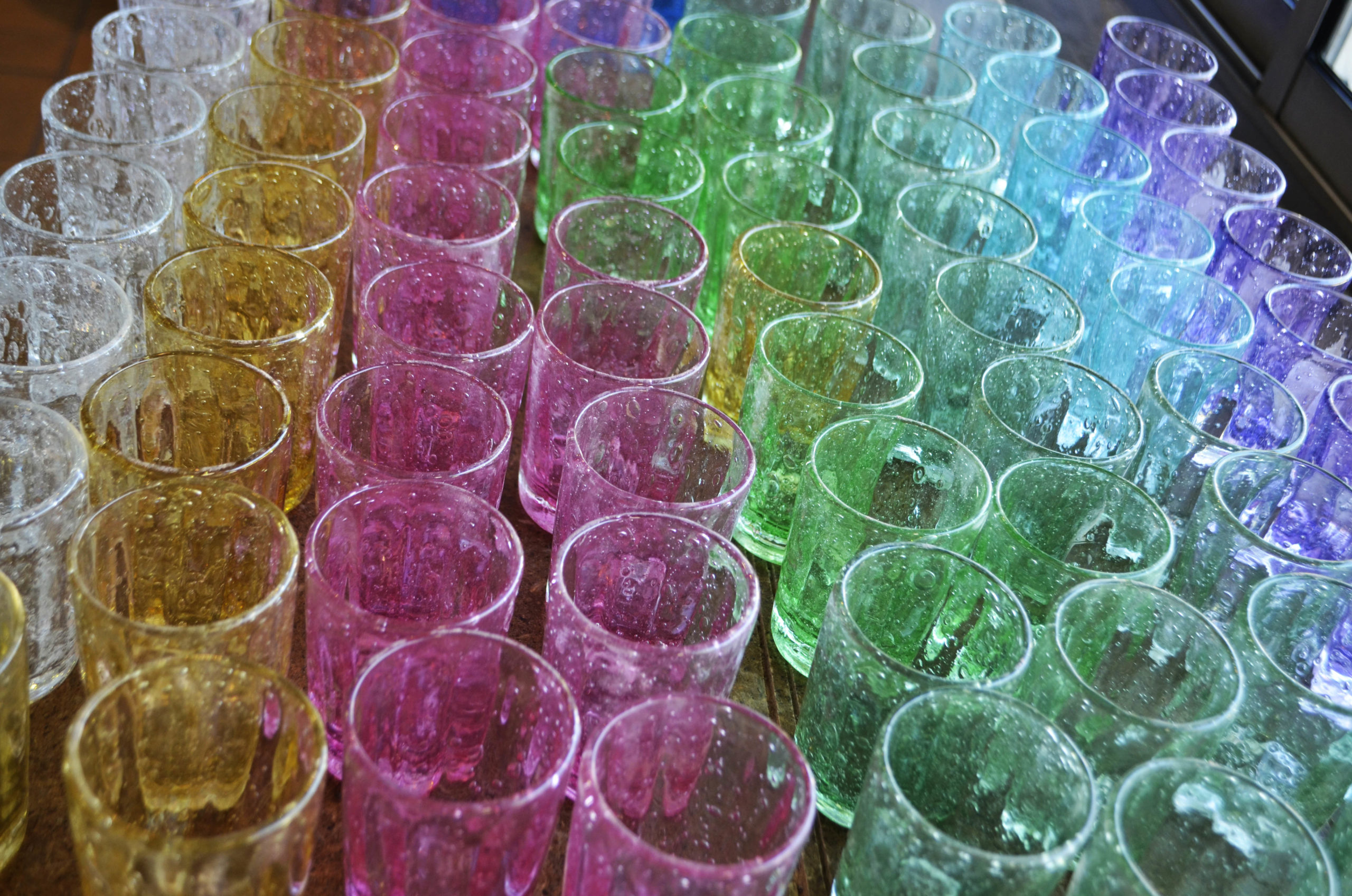 Pièces en verre bullé à l'atelier