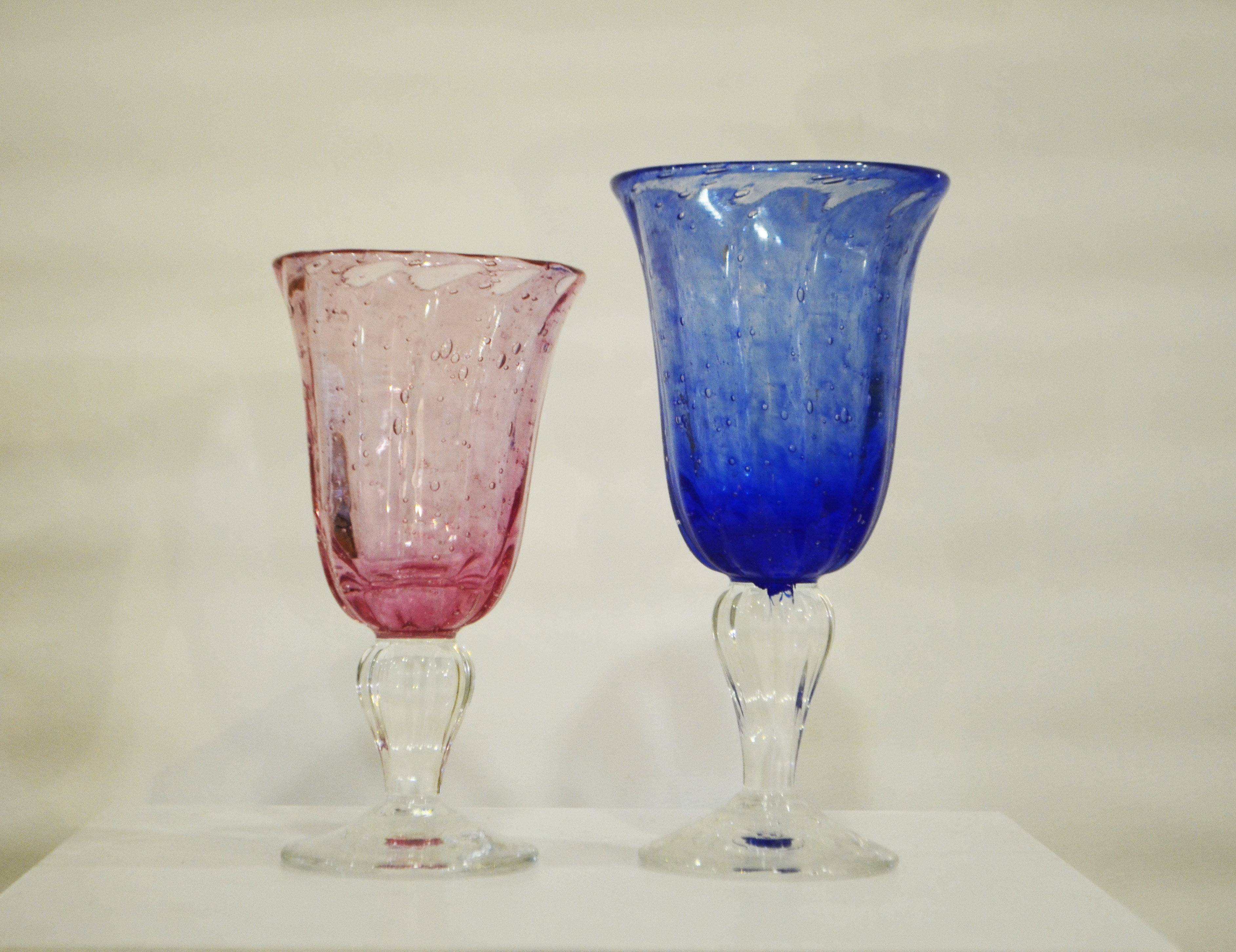 Verre à pied en verre bullé de Biot